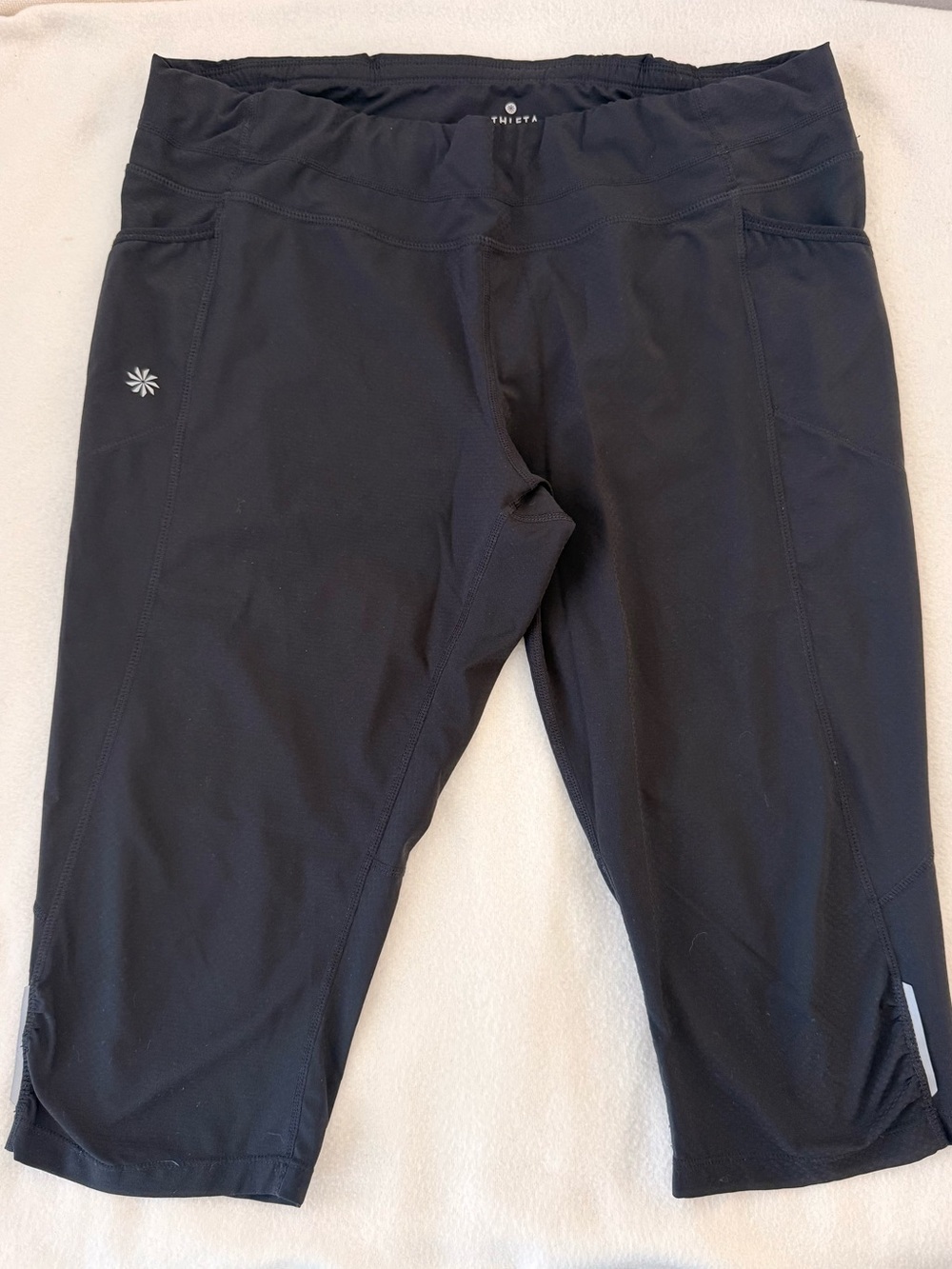 Athleta Black Capris Leggings Side Pockets Size M - Inseam 15.5